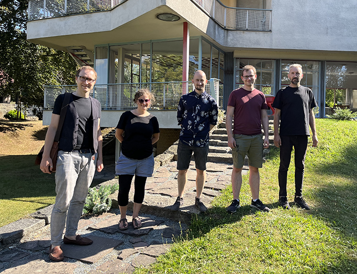 AHA Studio Team vor dem Haus Schminke in Löbau